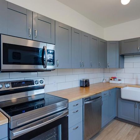 Modern Family Home In Mason With Backyard And Fire Pit Экстерьер фото